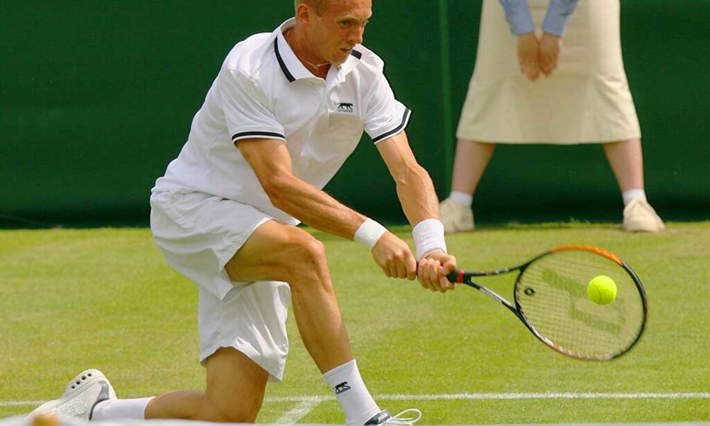 SLÅTT UT: Fjerdeseedede Davydenko kom til Wimbledon uten gress-erfaring og ble sendt ut av Benjamin Becker. Foto: Carl de Souza/AFP SLÅTT UT: Fjerdeseedede Davydenko kom til Wimbledon uten gress-erfaring og ble sendt ut av Benjamin Becker. Foto: Carl de Souza/AFP