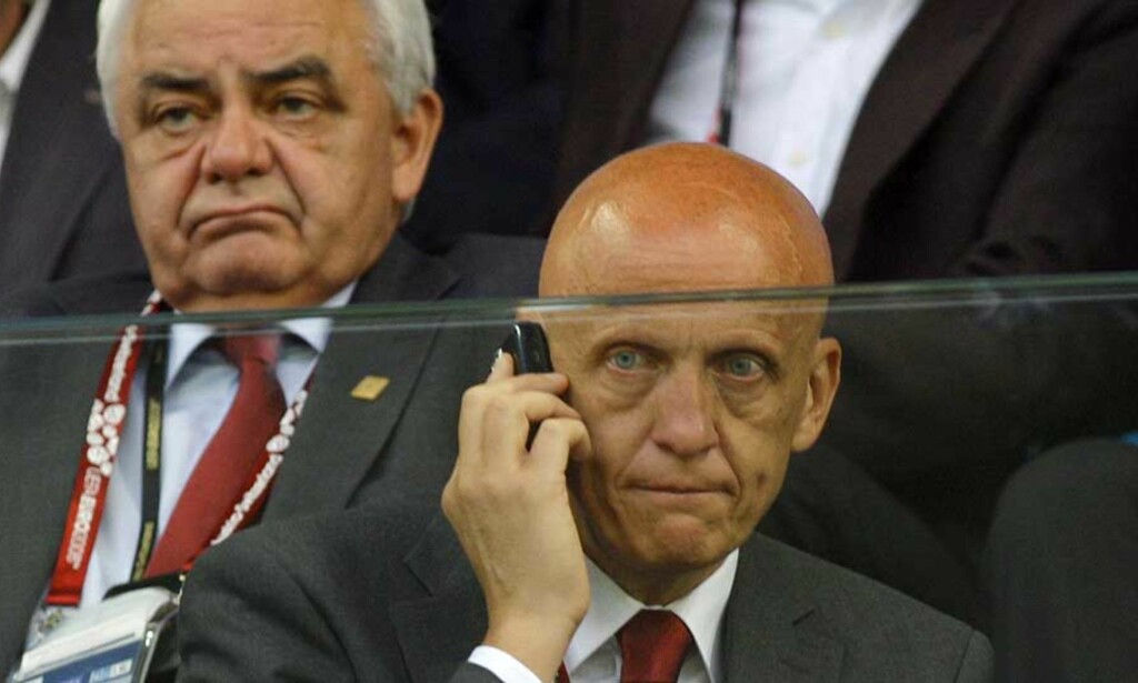 HVISKET COLLINA I ØRET?: Om Per Ravn Omdal (bak) hvisket Pierluigi Collina noen ord i øret under kampen mellom Sveits og Tyrkia vites ikke. Men den italienske dommerlegenden tar ihvertfall Tom Henning Øvrebø i forsvar. Foto: AP/Scanpix HVISKET COLLINA I ØRET?: Om Per Ravn Omdal (bak) hvisket Pierluigi Collina noen ord i øret under kampen mellom Sveits og Tyrkia vites ikke. Men den italienske dommerlegenden tar ihvertfall Tom Henning Øvrebø i forsvar. Foto: AP/Scanpix