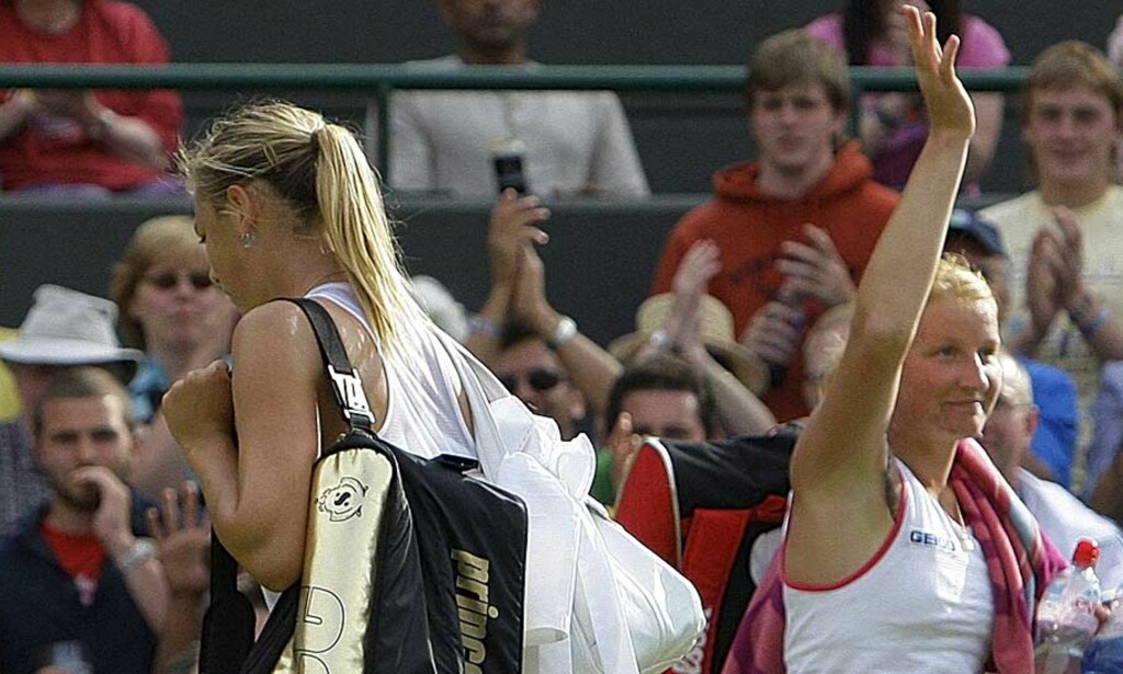 FORLOT WIMBLEDON: Russiske Maria Sjarapova (t.v.) var relativt sjanseløs mot landsvenninnen Alla Kudrijavtseva. Foto: AP/Scanpix FORLOT WIMBLEDON: Russiske Maria Sjarapova (t.v.) var relativt sjanseløs mot landsvenninnen Alla Kudrijavtseva. Foto: AP/Scanpix