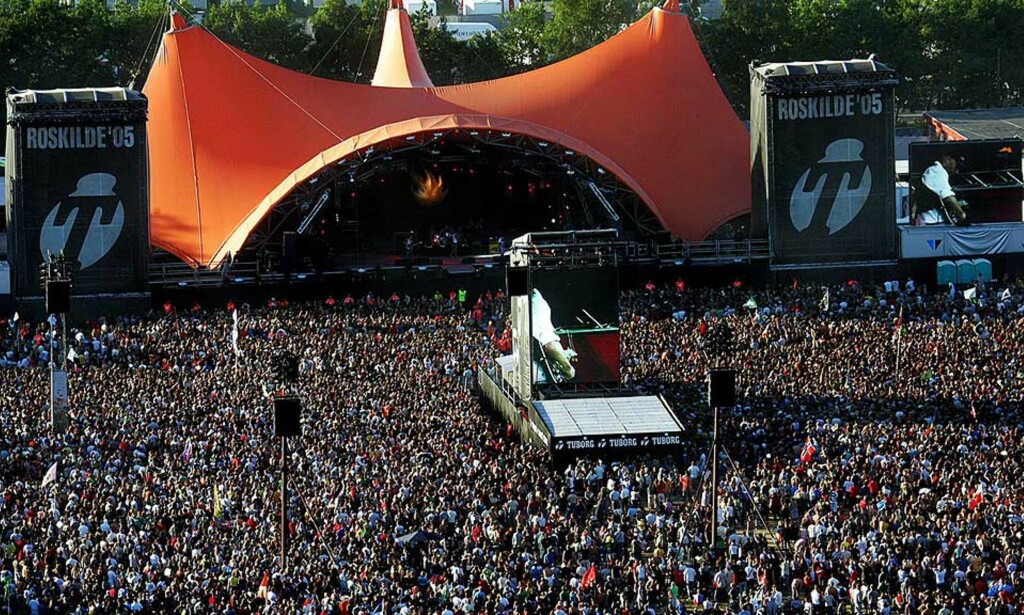 NORDENS STØRSTE: Roskilde er Nordens desidert største festival, og hvert år tar tusenvis av nordmenn turen over Skagerrak. Her fra Audioslaves konsert på Orange Scene i 2005. Foto: SØREN BIDSTRUP/EPA/SCANPIX NORDENS STØRSTE: Roskilde er Nordens desidert største festival, og hvert år tar tusenvis av nordmenn turen over Skagerrak. Her fra Audioslaves konsert på Orange Scene i 2005. Foto: SØREN BIDSTRUP/EPA/SCANPIX