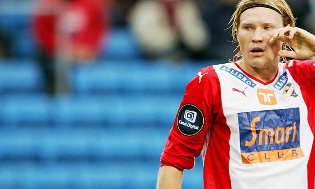 KAN GÅ TIL SERIELEDEREN: Lyns Tomasz Sokolowski står fritt til å forhandle med andre klubber og nå har Stabæk tatt kontakt med midtbanespilleren. Foto: Kyrre Lien/Scanpix KAN GÅ TIL SERIELEDEREN: Lyns Tomasz Sokolowski står fritt til å forhandle med andre klubber og nå har Stabæk tatt kontakt med midtbanespilleren. Foto: Kyrre Lien/Scanpix