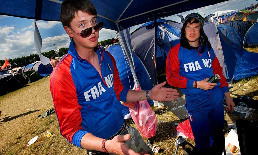 Magnus Revheim og Eirik Kvam Goksøyr har kledd seg ut om franske grilldressvikinger på Roskilde. Grilldressene ble innkjøpt første dagen, vikinghjelmen er tatt med hjemmefra. Foto: Eirik Urke Magnus Revheim og Eirik Kvam Goksøyr har kledd seg ut om franske grilldressvikinger på Roskilde. Grilldressene ble innkjøpt første dagen, vikinghjelmen er tatt med hjemmefra. Foto: Eirik Urke