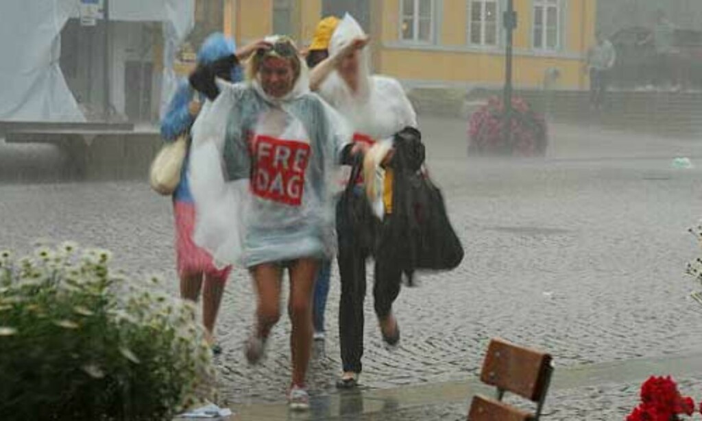 image: Klissvåte gjester rømte fra regninga image: Klissvåte gjester rømte fra regninga
