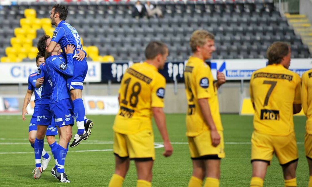 JUBLET OG SÅ RØDT: Magne Hoseth (hoppende t.v.) ble tiljublet av lagkameratene for sin 0-1 scoring, men klarte å pådra seg to gule kort på rappen i annenomgang, og måtte se resten av oppgjøret fra garderoben. Foto: Bjørn Erik Rygg Lunde/Scanpix JUBLET OG SÅ RØDT: Magne Hoseth (hoppende t.v.) ble tiljublet av lagkameratene for sin 0-1 scoring, men klarte å pådra seg to gule kort på rappen i annenomgang, og måtte se resten av oppgjøret fra garderoben. Foto: Bjørn Erik Rygg Lunde/Scanpix