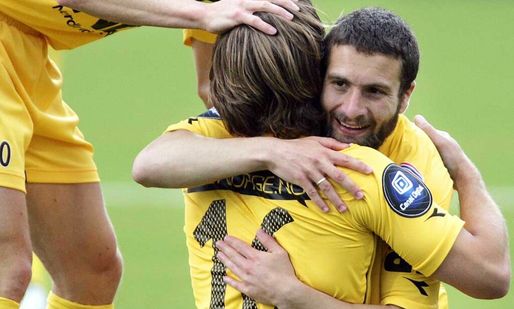 EVIG UNG: Stig Johansen (med ryggen til) gjorde comeback som spiss og leverte varene med to scoringer, og veteranen føler han fortsatt har mye å bidra med. Her gratuleres han av lagkameratene Mounir Hamoud (t.h.)og Jan Derek Sørensen. Foto: Bjørn Erik Rygg Lunde/Scanpix EVIG UNG: Stig Johansen (med ryggen til) gjorde comeback som spiss og leverte varene med to scoringer, og veteranen føler han fortsatt har mye å bidra med. Her gratuleres han av lagkameratene Mounir Hamoud (t.h.)og Jan Derek Sørensen. Foto: Bjørn Erik Rygg Lunde/Scanpix