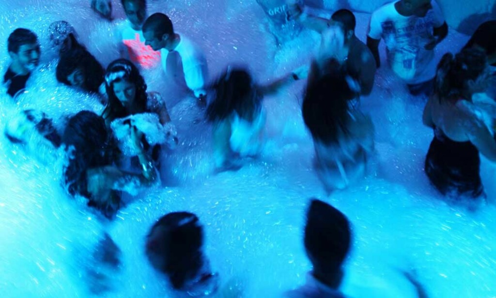 POPULÆRT: Skumparties er et populært innslag på mange reisemål i Syden. Foto: PATRICK BAZ/AFP/SCANPIX POPULÆRT: Skumparties er et populært innslag på mange reisemål i Syden. Foto: PATRICK BAZ/AFP/SCANPIX