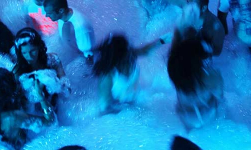image: Fikk dødelig elektrosjokk på skumparty image: Fikk dødelig elektrosjokk på skumparty