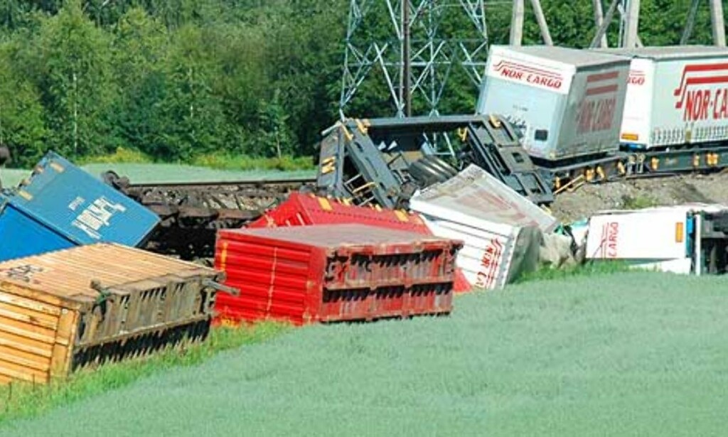 VELT: Ingen ble skadd da et godstog veltet ved Hov i ettermiddag. foto: Martin Skogstad VELT: Ingen ble skadd da et godstog veltet ved Hov i ettermiddag. foto: Martin Skogstad