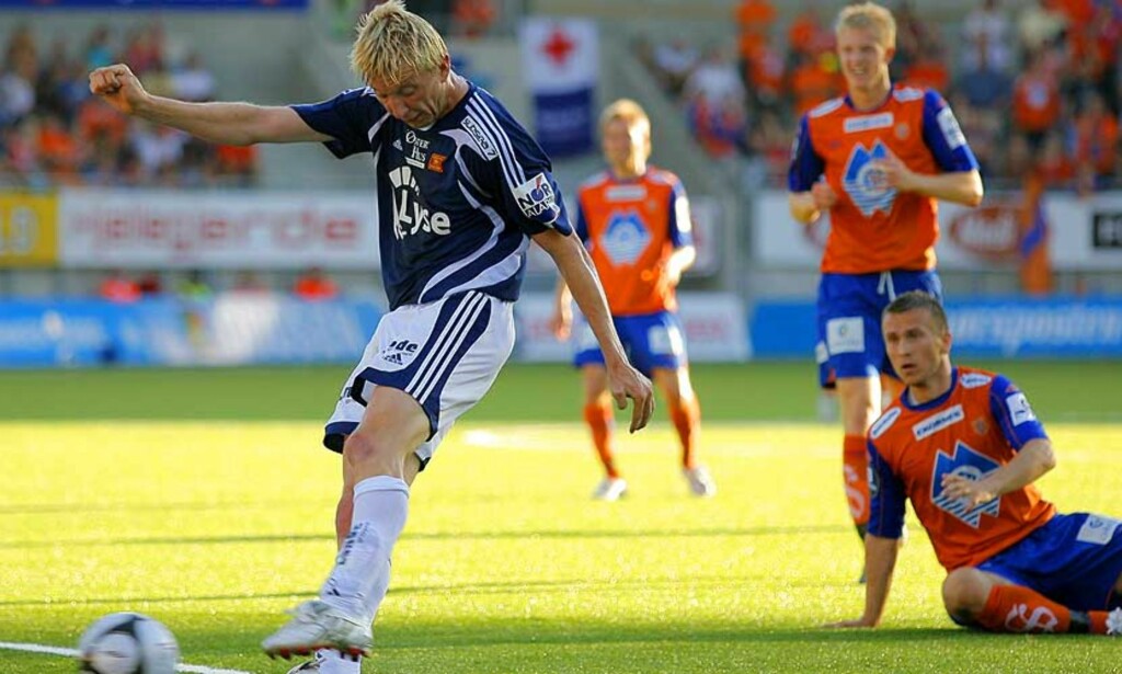 ÅPNET BALLET:
Her scorer Gaarde kampens første mål i en kjedelig første omgang. FOTO: SVEIN OVE EKORNSVÅG/ SCANPIX ÅPNET BALLET:
Her scorer Gaarde kampens første mål i en kjedelig første omgang. FOTO: SVEIN OVE EKORNSVÅG/ SCANPIX