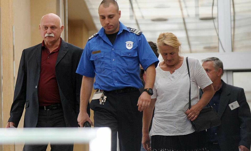 FAMILIEN STØTTET OPP OM RADOVAN KARADZIC ETTER AT HAN BLE ARRESTERT: Men minst ett familiemedlem skal ha hjulpet Karadzic mens han var på flukt, nemlig Dragan Karadzic, sønnen til Radovan Karadzics bror Luka (til venstre). Foto: SCANPIX FAMILIEN STØTTET OPP OM RADOVAN KARADZIC ETTER AT HAN BLE ARRESTERT: Men minst ett familiemedlem skal ha hjulpet Karadzic mens han var på flukt, nemlig Dragan Karadzic, sønnen til Radovan Karadzics bror Luka (til venstre). Foto: SCANPIX