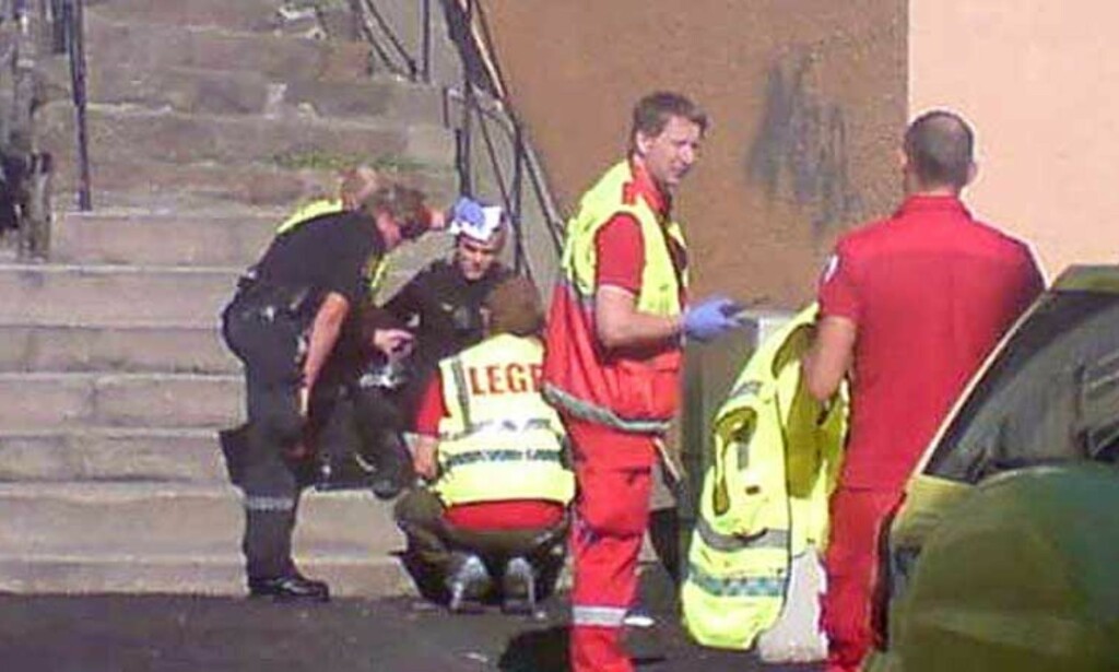 FRA FREDRIKSTAD TIL ARENDAL: De tre tenåringene som framstilles for varetektsfengsling i Fredrikstad i dag for gruppevoldtekt og mishandling av et vitne, ble pågrepet i Arendal mandag. I forbindelse med pågripelsen gikk en fjerdemann i gjengen til angrep på en politimann med en planke. Plankevoldsmannen er fortsatt på frifot. MMS-foto: ERNEST BOSZWARA. FRA FREDRIKSTAD TIL ARENDAL: De tre tenåringene som framstilles for varetektsfengsling i Fredrikstad i dag for gruppevoldtekt og mishandling av et vitne, ble pågrepet i Arendal mandag. I forbindelse med pågripelsen gikk en fjerdemann i gjengen til angrep på en politimann med en planke. Plankevoldsmannen er fortsatt på frifot. MMS-foto: ERNEST BOSZWARA.