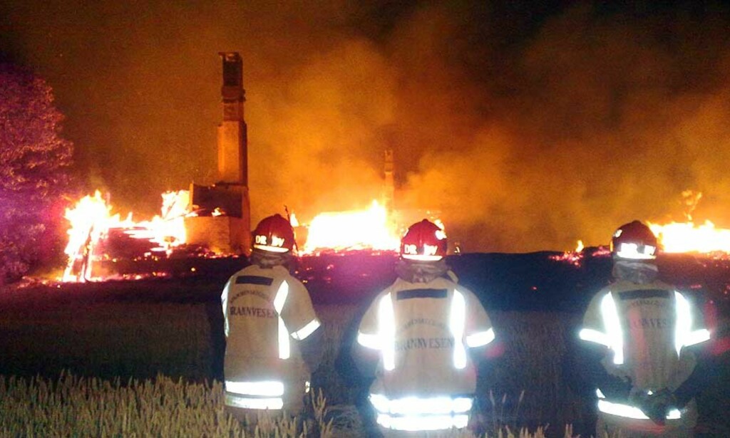 SANDE: Tre bygninger står i full fyr på en gård i Sande. Foto: Tor Keiser SANDE: Tre bygninger står i full fyr på en gård i Sande. Foto: Tor Keiser
