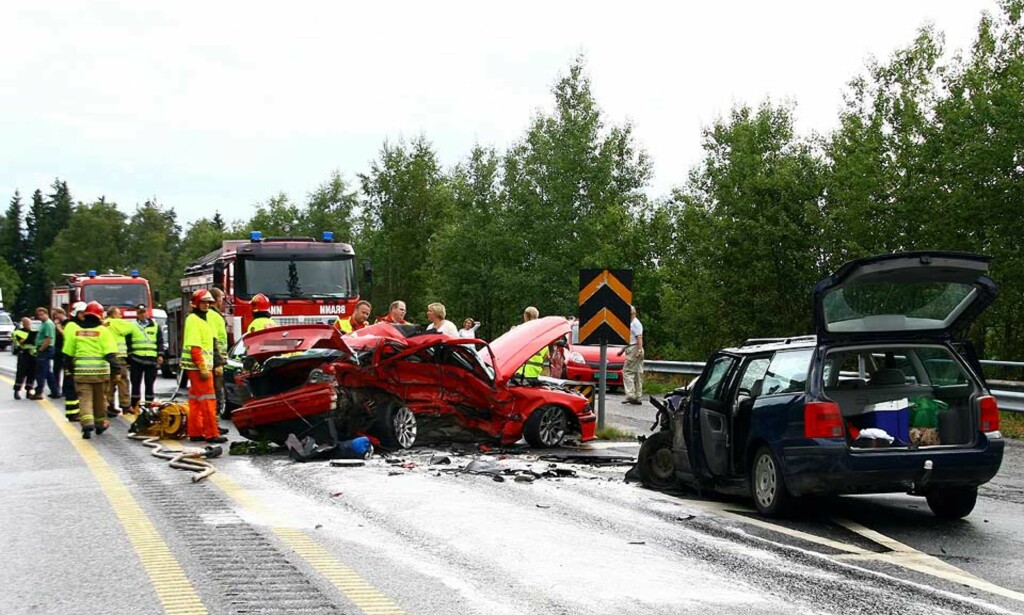 TO PERSONER MISTET LIVET UNDER EN FRONT-MOT-FRONT-KOLLISJON VED MINNESUND I DAG: Ytterligere to personer ble skadet i ulykken. Foto: Dan Åsen Hansen TO PERSONER MISTET LIVET UNDER EN FRONT-MOT-FRONT-KOLLISJON VED MINNESUND I DAG: Ytterligere to personer ble skadet i ulykken. Foto: Dan Åsen Hansen