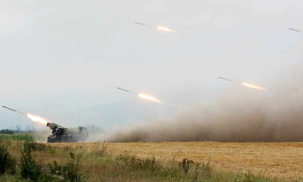 TUNGT ARTILLERI: Georgiske styrker angriper hovedstaden i Sør-Ossetia med tungt artilleri. Presidenten sier de har igangsatt full militær mobilisering mot utrbryterrepublikken. Foto: AFP/VANO SHLAMOV/Scanpix TUNGT ARTILLERI: Georgiske styrker angriper hovedstaden i Sør-Ossetia med tungt artilleri. Presidenten sier de har igangsatt full militær mobilisering mot utrbryterrepublikken. Foto: AFP/VANO SHLAMOV/Scanpix