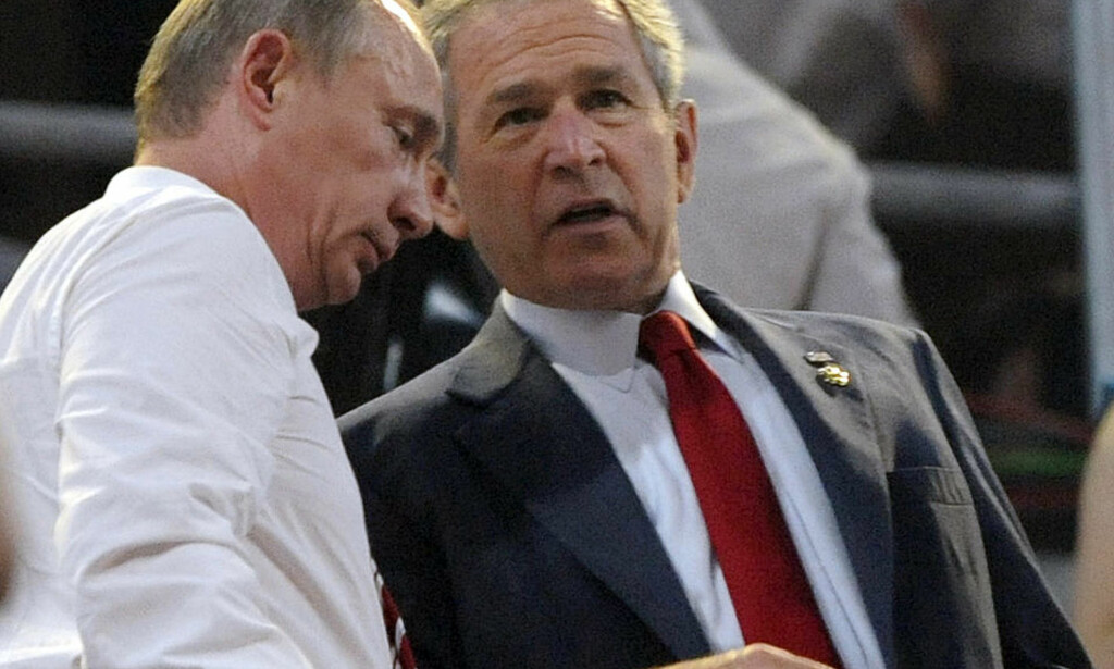 ALVORSPRAT: Mens 91 000 andre på tribunene på OL-stadion i Beijing frydet seg over et spektakulært åpningsshow i OL, var Vladimir Putin og George W. Bush i intens prat på tribunen om situasjonen i Sør-Ossetia. Foto: SCANPIX/AFP. ALVORSPRAT: Mens 91 000 andre på tribunene på OL-stadion i Beijing frydet seg over et spektakulært åpningsshow i OL, var Vladimir Putin og George W. Bush i intens prat på tribunen om situasjonen i Sør-Ossetia. Foto: SCANPIX/AFP.