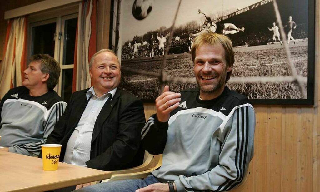 BLIR TROLIG NY SPORTSLIG LEDER: Erik Hoftun har vikariert som sportslig leder i Rosenborg etter at Knut Torbjørn Eggen (helt til venstre) ble sykmeldt, og siden sluttet. Mye på at han om ikke lenge får jobben permanent - men en tallrik fraksjon av RBK-medlemmer beskylder styreleder Terje Svendsen (i midten) og resten av ansettelseskomiteen for å ha unnlatt å gjennomføre en bred og åpen ansettelsesprosess i jakten på den beste kandidaten. Foto: SCANPIX BLIR TROLIG NY SPORTSLIG LEDER: Erik Hoftun har vikariert som sportslig leder i Rosenborg etter at Knut Torbjørn Eggen (helt til venstre) ble sykmeldt, og siden sluttet. Mye på at han om ikke lenge får jobben permanent - men en tallrik fraksjon av RBK-medlemmer beskylder styreleder Terje Svendsen (i midten) og resten av ansettelseskomiteen for å ha unnlatt å gjennomføre en bred og åpen ansettelsesprosess i jakten på den beste kandidaten. Foto: SCANPIX