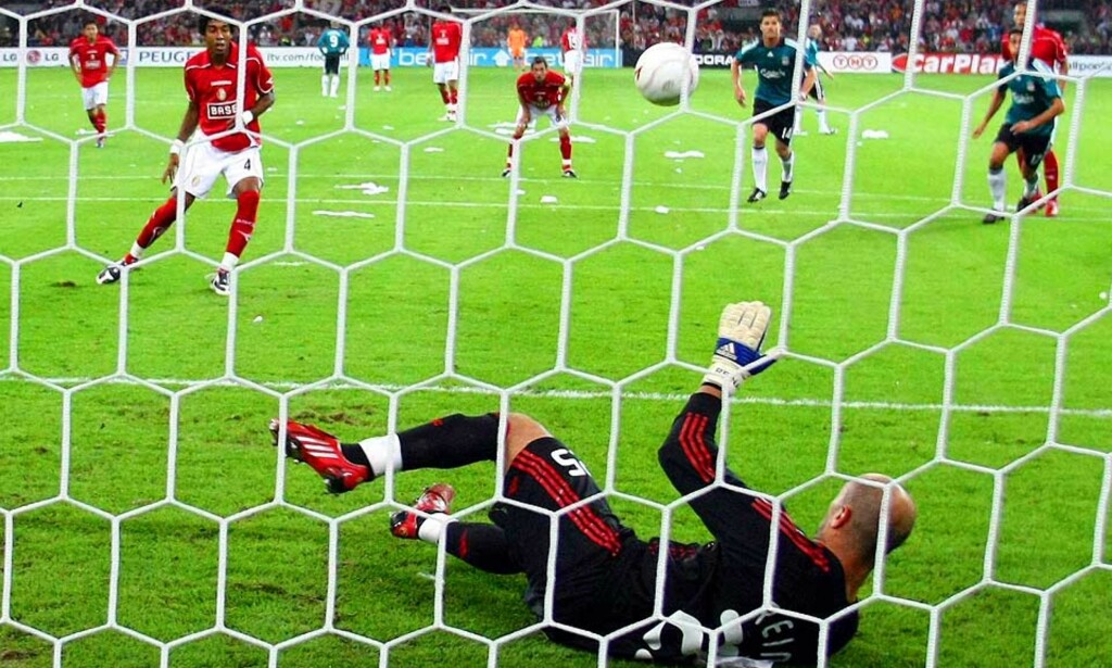 HOLDT LIVERPOOL INNE I KAMPEN: Pepe Reina reddet først en heading alle trodde var på vei inn, og kanskje var ballen også inne da spanjolen fikk rensket unna. Like etter reddet han et feilaktig idømt straffespark. Foto: AFP HOLDT LIVERPOOL INNE I KAMPEN: Pepe Reina reddet først en heading alle trodde var på vei inn, og kanskje var ballen også inne da spanjolen fikk rensket unna. Like etter reddet han et feilaktig idømt straffespark. Foto: AFP