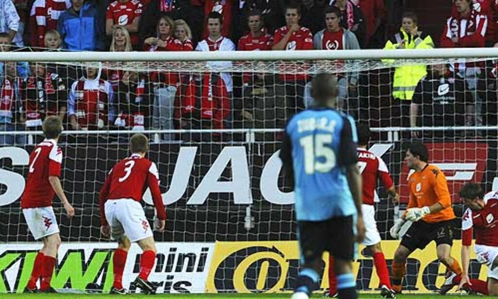 image: Døde på tribunen under Brann-kamp image: Døde på tribunen under Brann-kamp