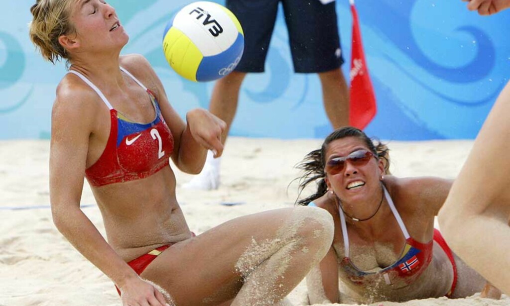 SANDKRABBER: Nila og Ingrid lot de amerikanske jentene få slite, men det holdt ikke, og nå blir det Mexico i omspill om åttendelsfinalen. Foto: ERIK JOHANSEN/SCANPIX SANDKRABBER: Nila og Ingrid lot de amerikanske jentene få slite, men det holdt ikke, og nå blir det Mexico i omspill om åttendelsfinalen. Foto: ERIK JOHANSEN/SCANPIX