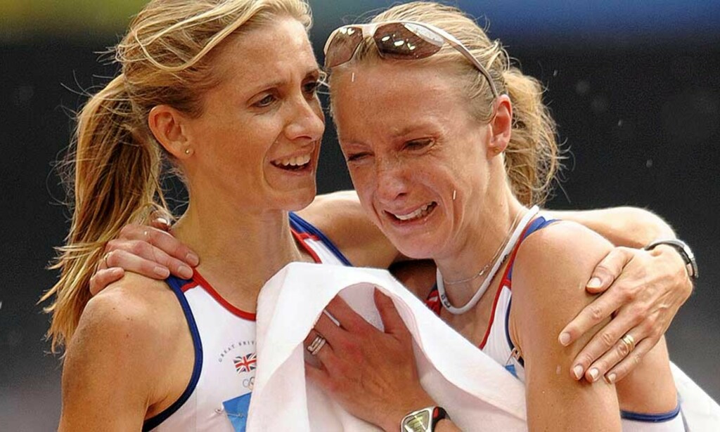 MÅTTE TRØSTES: Paula Radcliffe har møtt mye motgang i oppkjøringen til OL, med skader og giftig edderkoppbitt. Dagens maratonkonkurranse ble en kraftig nedtur for verdensrekordholderen. Foto: AFP MÅTTE TRØSTES: Paula Radcliffe har møtt mye motgang i oppkjøringen til OL, med skader og giftig edderkoppbitt. Dagens maratonkonkurranse ble en kraftig nedtur for verdensrekordholderen. Foto: AFP