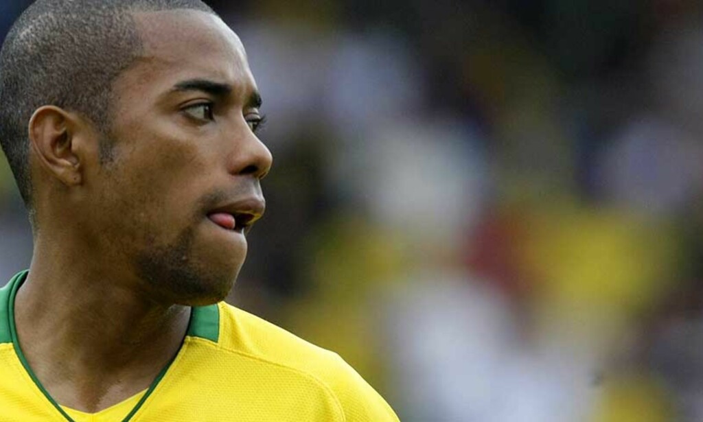 CHELSEA-AKTUELL: Chelsea har lenge ønsket å signere Robinho. Nå har London-klubben fått en prisantydning fra Real Madrid. Foto: EPA CHELSEA-AKTUELL: Chelsea har lenge ønsket å signere Robinho. Nå har London-klubben fått en prisantydning fra Real Madrid. Foto: EPA