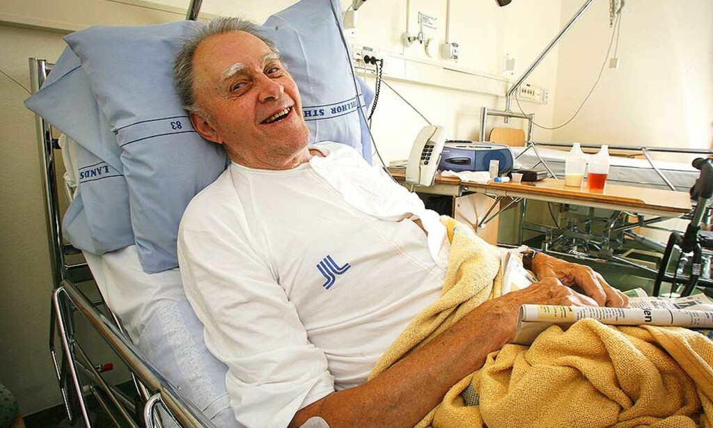 LYKKELIG SOM LEVER: Erik Delleby (87) trodde hans siste tim var kommet da han ble liggende i badekaret på det fjerde døgnet. Heldigvis kom en nbao til unnsetning. Foto: Roger Schederin/EXPRESSEN LYKKELIG SOM LEVER: Erik Delleby (87) trodde hans siste tim var kommet da han ble liggende i badekaret på det fjerde døgnet. Heldigvis kom en nbao til unnsetning. Foto: Roger Schederin/EXPRESSEN