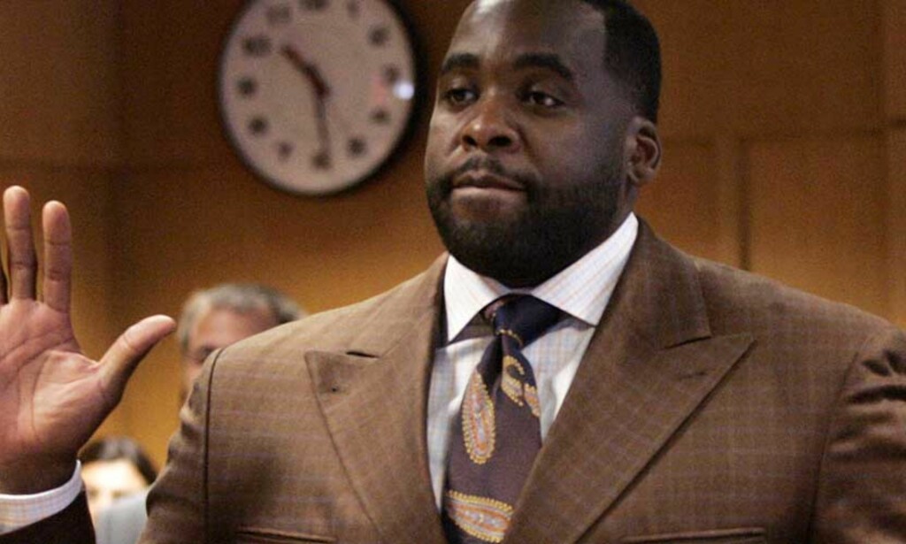 OVER OG UT: Den en gang så populære borgermesteren i Detroit, Kwame Kilpatrick, innrømmet i dag å ha løyet i retten. Foto: REUTERS/Rebecca Cook/SCANPIX OVER OG UT: Den en gang så populære borgermesteren i Detroit, Kwame Kilpatrick, innrømmet i dag å ha løyet i retten. Foto: REUTERS/Rebecca Cook/SCANPIX