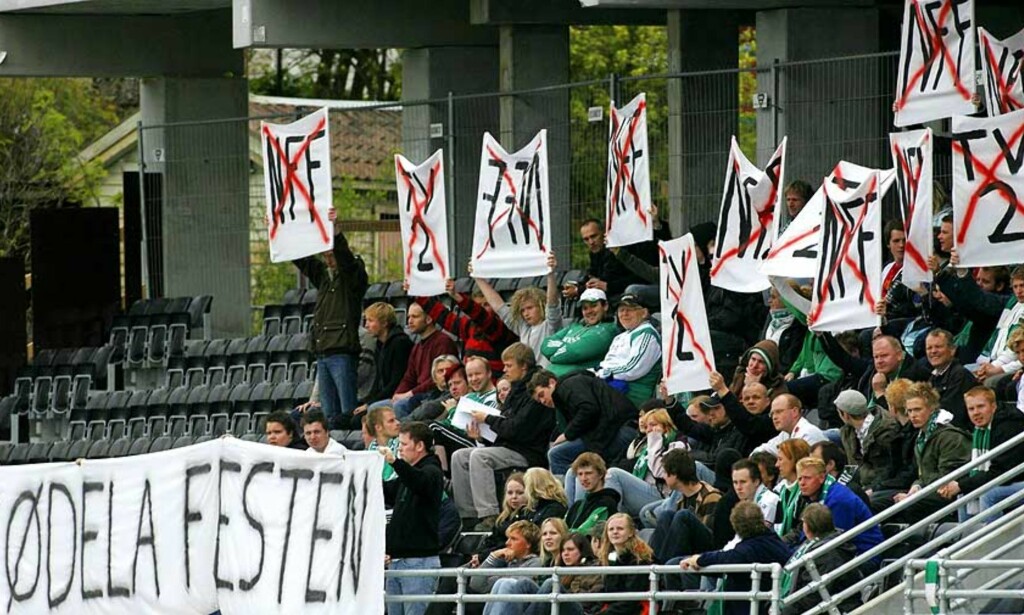 MISTET FESTKVELDEN: HamKam- og Strømsgodset-supporterne demonstrerte i mai, da 16. mai-kampen mellom de to lagene ble forskjøvet tre dager. Nye rutiner for flytting av kampene er ett av kravene til Supporter-Norge. Foto: JARL FR. ERICHSEN/SCANPIX MISTET FESTKVELDEN: HamKam- og Strømsgodset-supporterne demonstrerte i mai, da 16. mai-kampen mellom de to lagene ble forskjøvet tre dager. Nye rutiner for flytting av kampene er ett av kravene til Supporter-Norge. Foto: JARL FR. ERICHSEN/SCANPIX