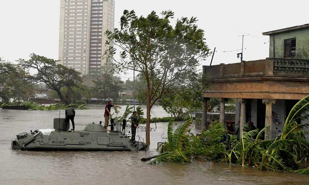 REDDET FRA IKE: På Cuba hjalp militæret til med å evakuere innbyggerne. Det kan bli vanskeligere i Texas, der mange oppholder seg ulovlig og frykter å bli sendt ut av landet. Foto: CAMAGUEY/REUTERS/SCANPIX REDDET FRA IKE: På Cuba hjalp militæret til med å evakuere innbyggerne. Det kan bli vanskeligere i Texas, der mange oppholder seg ulovlig og frykter å bli sendt ut av landet. Foto: CAMAGUEY/REUTERS/SCANPIX