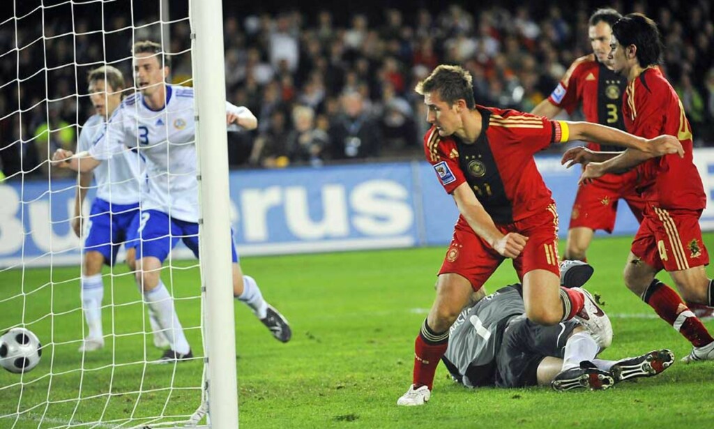 SCORET TRE: Miroslav Klose scoret sitt 42., 43. og 44. landslagsmål for Tyskland, og reddet dermed 3-3 borte mot Finland. Foto: AP SCORET TRE: Miroslav Klose scoret sitt 42., 43. og 44. landslagsmål for Tyskland, og reddet dermed 3-3 borte mot Finland. Foto: AP
