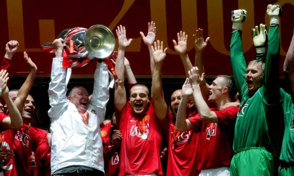 ELEFANTPOKALEN: Her løfter sir Alex Ferguson det synlige beviset - «pokalen med de store ørene» - på at de vant Champions League forrige sesong. Foto: EPA ELEFANTPOKALEN: Her løfter sir Alex Ferguson det synlige beviset - «pokalen med de store ørene» - på at de vant Champions League forrige sesong. Foto: EPA