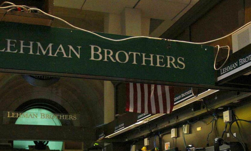 KONKURS: Lehman Brothers-båsen på børsen i Wall Street kan bli vekket liv i etter at en britiske bank kjøpte deler av investeringsbanken. Foto: Scanpix/Reuters KONKURS: Lehman Brothers-båsen på børsen i Wall Street kan bli vekket liv i etter at en britiske bank kjøpte deler av investeringsbanken. Foto: Scanpix/Reuters