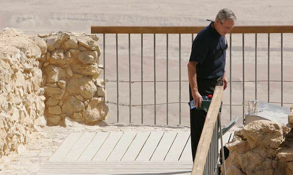GREP INN: George Bush ville ikke ha et angrep på Iran, skriver ei britisk avis i dag. Her kikker han ut på Dødehavet. Foto: Scanpix/Ap GREP INN: George Bush ville ikke ha et angrep på Iran, skriver ei britisk avis i dag. Her kikker han ut på Dødehavet. Foto: Scanpix/Ap
