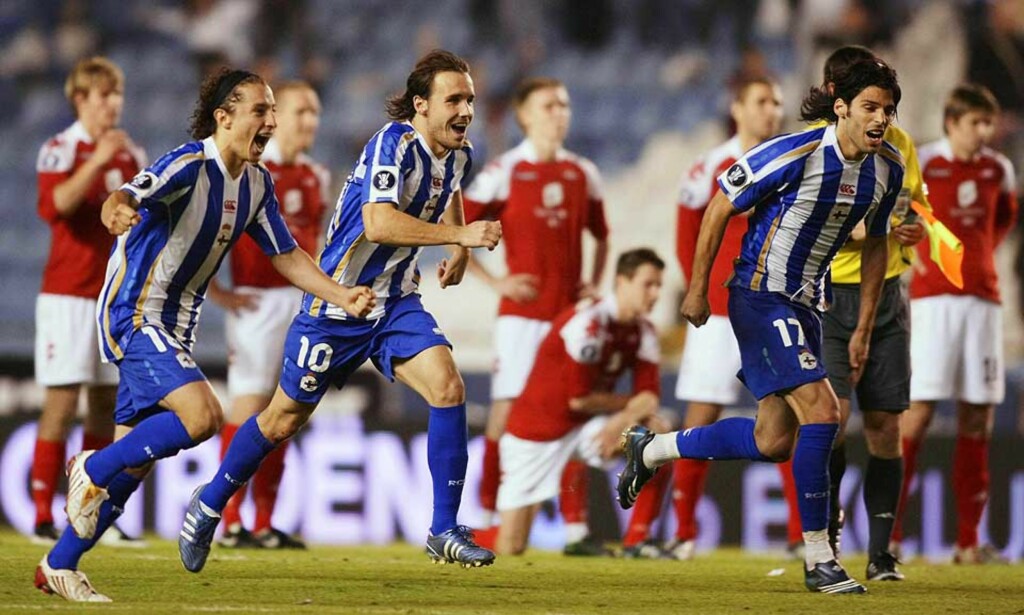 AVGJØRENDE GLEDE: Deportivo-spillerne stormet mot keeper Daniel Aranzubia da laget hadde snudd 0-2 til avansement til UEFA-cupens gruppespill etter straffesparkkonkurranse. Foto: Reuters/Scanpix AVGJØRENDE GLEDE: Deportivo-spillerne stormet mot keeper Daniel Aranzubia da laget hadde snudd 0-2 til avansement til UEFA-cupens gruppespill etter straffesparkkonkurranse. Foto: Reuters/Scanpix