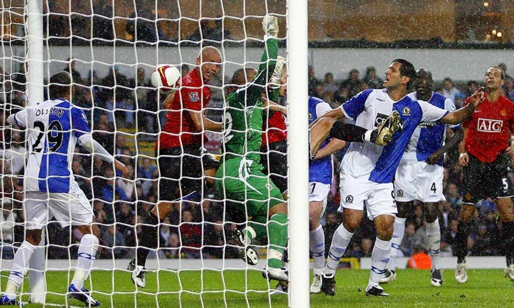 KEEPERANGREP? Blackburn mente Nemanja Vidic hindret Jason Brown med ulovlige midler i denne situasjonen, men dommeren så ingenting, og Wes Brown kunne heade inn 1-0 til Manchester United. Foto: AP/SCANPIX KEEPERANGREP? Blackburn mente Nemanja Vidic hindret Jason Brown med ulovlige midler i denne situasjonen, men dommeren så ingenting, og Wes Brown kunne heade inn 1-0 til Manchester United. Foto: AP/SCANPIX