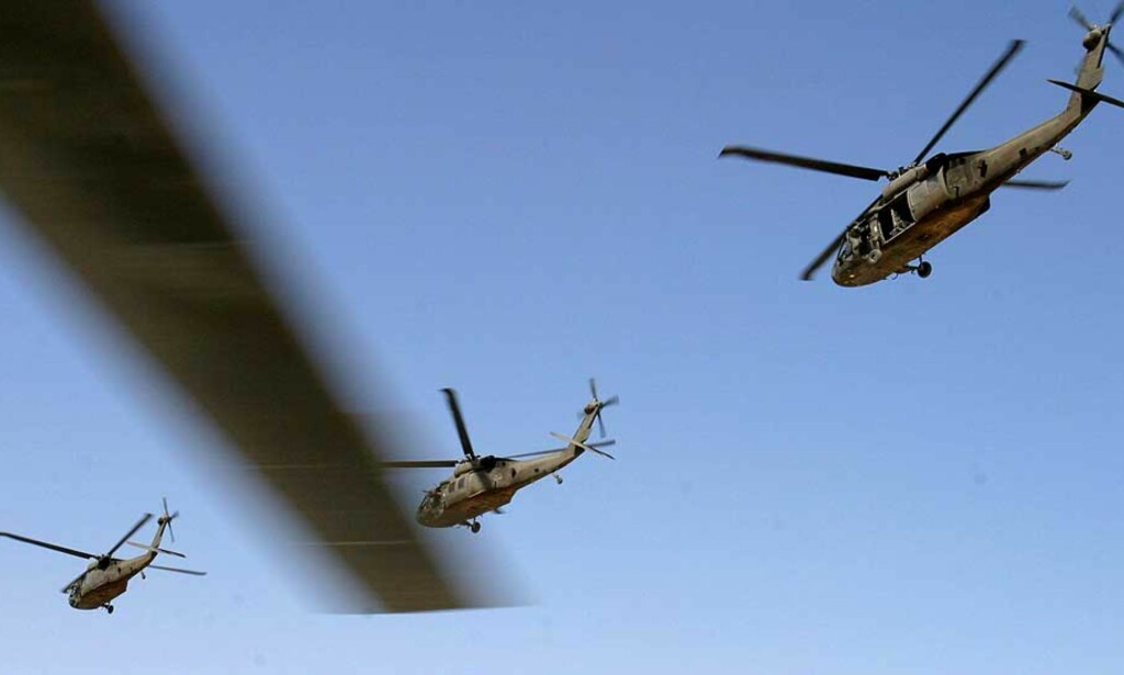 KOLLIDERTE: To amerikanske helikopre kolliderte i Bagdad i dag. Siden krigen startet har 70 amerikanske helikoptere styrtet. Arkivfoto: ALI HAIDER/ EPA/SCANPIX KOLLIDERTE: To amerikanske helikopre kolliderte i Bagdad i dag. Siden krigen startet har 70 amerikanske helikoptere styrtet. Arkivfoto: ALI HAIDER/ EPA/SCANPIX