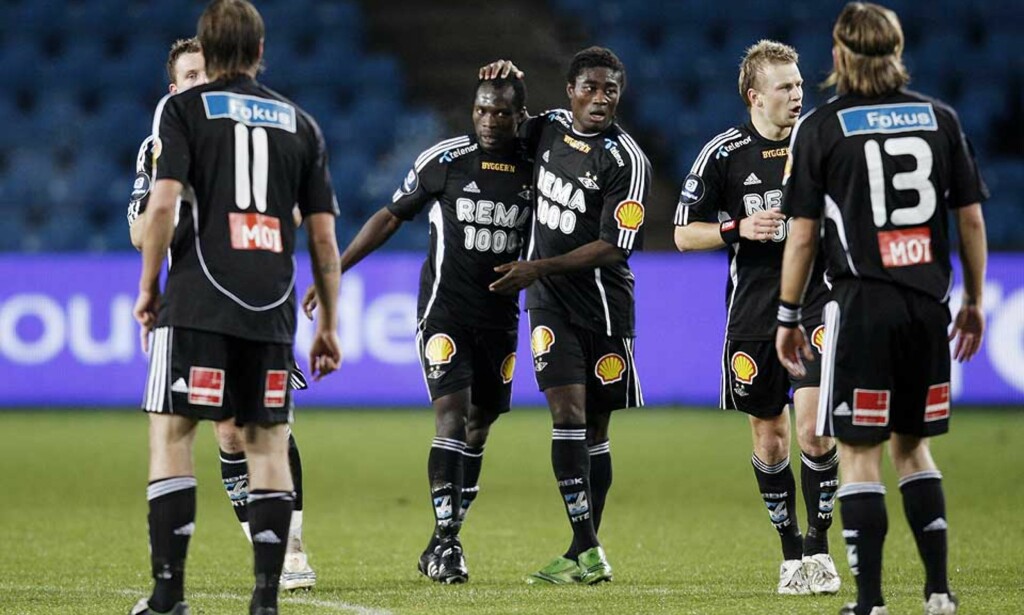 SUKSESS FOR IVERS-ERSTATTER: I Steffen Iversens skadefravær fikk John Pelu sjansen fra start mot Lyn. Han takket for tilliten gjennom å dunke Rosenborg i ledelsen. Foto: SCANPIX SUKSESS FOR IVERS-ERSTATTER: I Steffen Iversens skadefravær fikk John Pelu sjansen fra start mot Lyn. Han takket for tilliten gjennom å dunke Rosenborg i ledelsen. Foto: SCANPIX