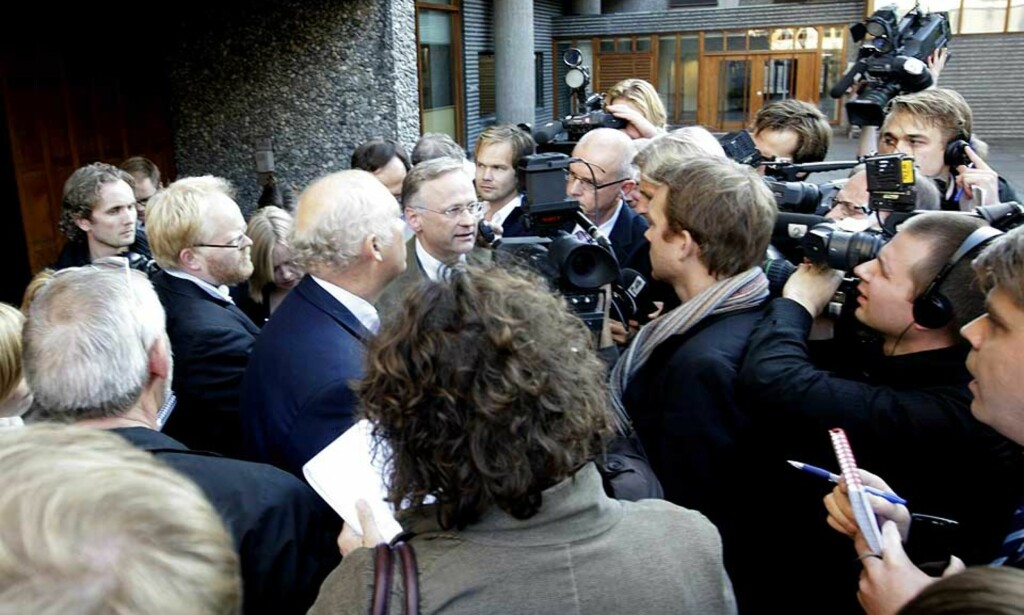 HASTEMØTE: Sentralbanksjef Svein Gjedrem og Kredittilsynets Bjørn Skogstad Aamo orienterte pressen om hva som ble sagt under torsdagens hastemøte mellom regjeringen og opposisjonspartiene. Foto: Scanpix HASTEMØTE: Sentralbanksjef Svein Gjedrem og Kredittilsynets Bjørn Skogstad Aamo orienterte pressen om hva som ble sagt under torsdagens hastemøte mellom regjeringen og opposisjonspartiene. Foto: Scanpix