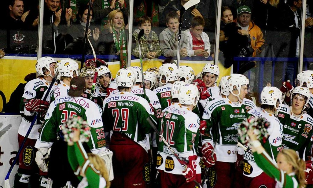 STRAFFEJUBEL: Askerspillerne kunne juble etter å ha vunnet på straffer etter ishockey-kampen mellom Frisk Asker og Vålerenga i Askerhallen. Foto: STIAN LYSBERG SOLUM/SCANPIX STRAFFEJUBEL: Askerspillerne kunne juble etter å ha vunnet på straffer etter ishockey-kampen mellom Frisk Asker og Vålerenga i Askerhallen. Foto: STIAN LYSBERG SOLUM/SCANPIX