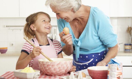 BAKEGLEDE: Det er ikke rart om neste generasjon gir blaffen i bestemors oppskrifter, hvis hun aldri har delt kunnskapen, mener Arnt Steffensen i Kost- og ernæringsforbundet. BAKEGLEDE: Det er ikke rart om neste generasjon gir blaffen i bestemors oppskrifter, hvis hun aldri har delt kunnskapen, mener Arnt Steffensen i Kost- og ernæringsforbundet. 