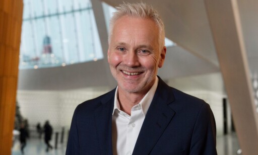 PÅ PLASS: Er er Geir Bergkastet, kommende toppsjef, på plass i Operafoajeen. Foto: Operaen PÅ PLASS: Er er Geir Bergkastet, kommende toppsjef, på plass i Operafoajeen. Foto: Operaen