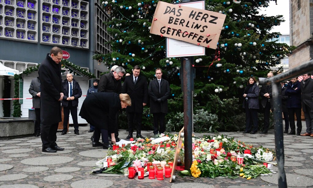 TRUFFET: Tysklands forbundskansler, Angela Merkel, sa etter angrepet at det vil være forkastelig om det bekreftes at en asylsøker står bak. På skiltet står det: «Hjertet av Berlin er truffet». Foto: Tobias Schwarz / AFP / NTB Scanpix TRUFFET: Tysklands forbundskansler, Angela Merkel, sa etter angrepet at det vil være forkastelig om det bekreftes at en asylsøker står bak. På skiltet står det: «Hjertet av Berlin er truffet». Foto: Tobias Schwarz / AFP / NTB Scanpix
