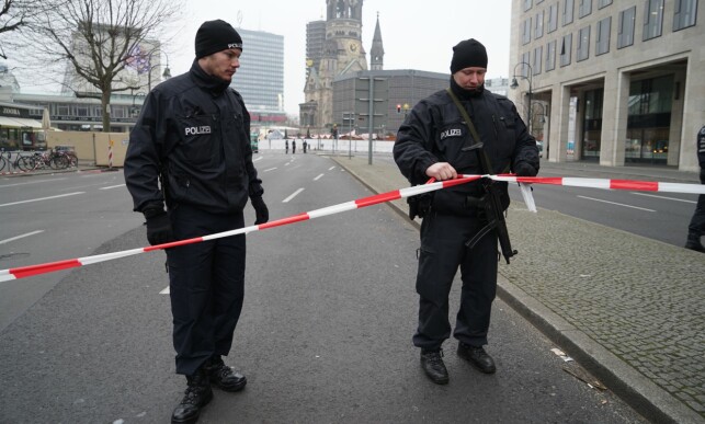POLITINÆRVÆR: Væpnet politi er svært synlig i Berlin dagen etter terrorangrepet. I bakgrunnen julemarkedet på Breitscheidplatz. Foto: Per Ervland / Dagbladet POLITINÆRVÆR: Væpnet politi er svært synlig i Berlin dagen etter terrorangrepet. I bakgrunnen julemarkedet på Breitscheidplatz. Foto: Per Ervland / Dagbladet