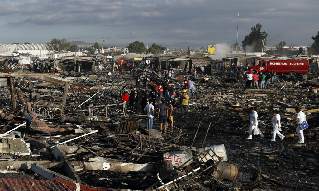 STORE SKADER: Den enorme fyrverkerieksplosjonen gjorde store materialle skader. Foto: AP Photo / Eduardo Verdugo / NTB scanpix STORE SKADER: Den enorme fyrverkerieksplosjonen gjorde store materialle skader. Foto: AP Photo / Eduardo Verdugo / NTB scanpix