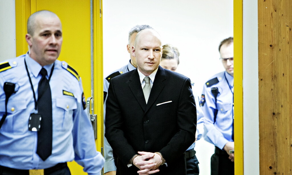 ANKOMMER GYMSALEN: Her ankommer Breivik gymsalen i Skien fengsel hvor Oslo tingrett behandlet hans søksmål mot staten. Foto: Nina Hansen / Dagbladet ANKOMMER GYMSALEN: Her ankommer Breivik gymsalen i Skien fengsel hvor Oslo tingrett behandlet hans søksmål mot staten. Foto: Nina Hansen / Dagbladet