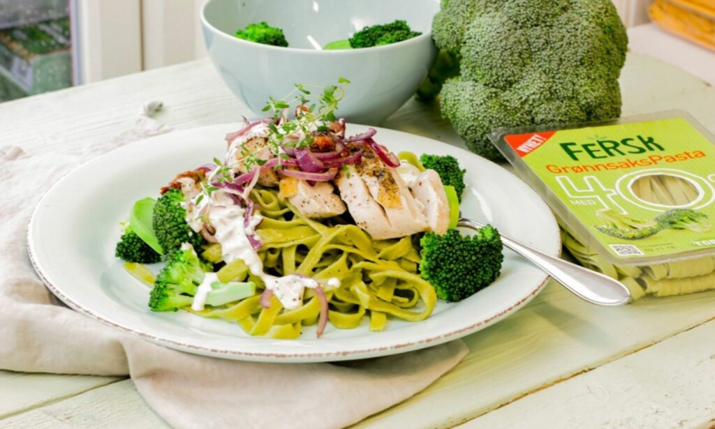 NAM: Fru Timian serverer grønnsakspasta med kylling og ostesaus. Foto: Fru Timian NAM: Fru Timian serverer grønnsakspasta med kylling og ostesaus. Foto: Fru Timian