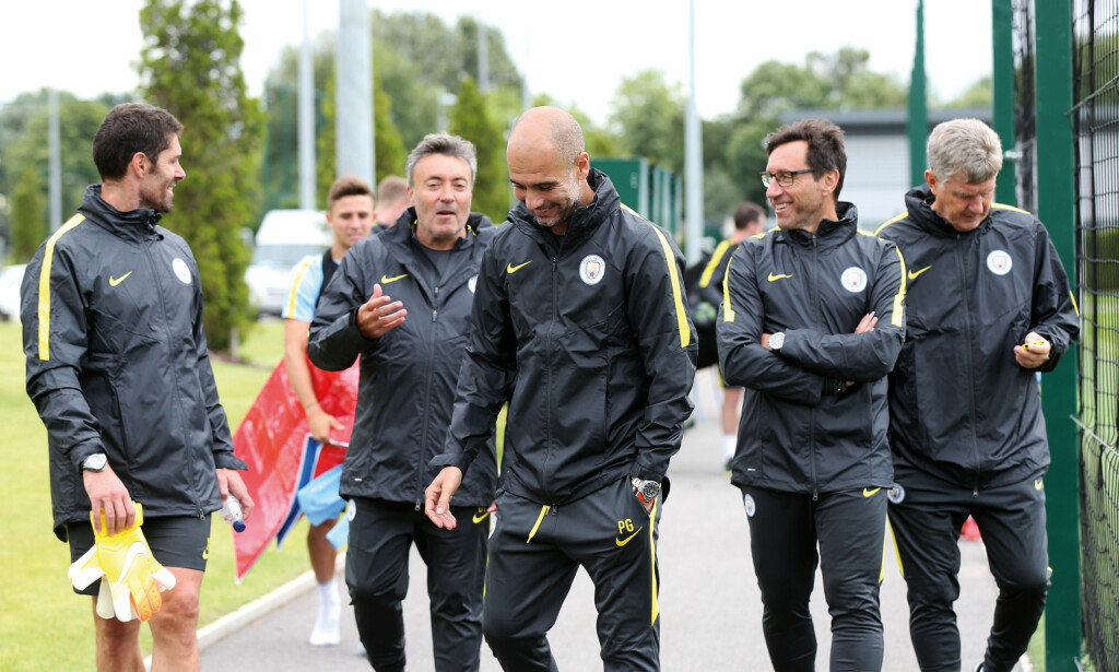 16 OG EN HALV BANE: Pep Guardiola i spissen for Manchester Citys trenerteam etter en økt med førstelaget på det enorme treningsområdet. Anlegget har 16 og en halv bane (den halve er for keeper-trening). En av dem er farget i Citys blåfarge, og er full av forvirrede fugler som tror det er en innsjø. FOTO: Victoria Haydn 16 OG EN HALV BANE: Pep Guardiola i spissen for Manchester Citys trenerteam etter en økt med førstelaget på det enorme treningsområdet. Anlegget har 16 og en halv bane (den halve er for keeper-trening). En av dem er farget i Citys blåfarge, og er full av forvirrede fugler som tror det er en innsjø. FOTO: Victoria Haydn