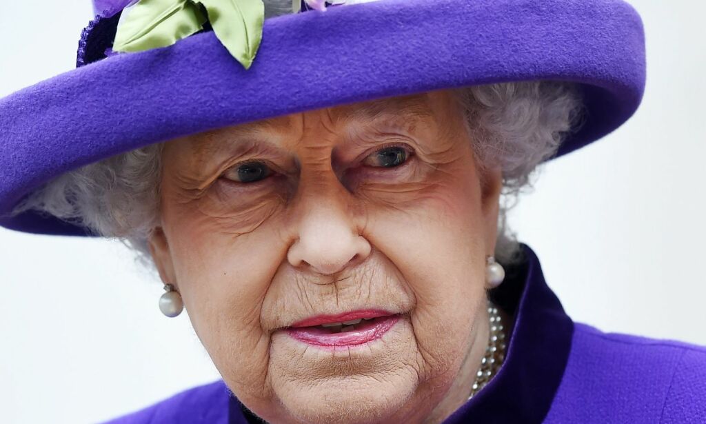 image: Dronning Elizabeth feirer likevel jul på Sandringham