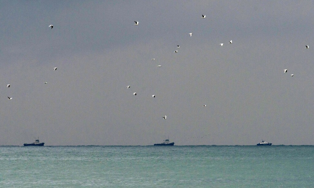 SØKER: Det er funnet minst en død person i havet, etter flystyrten utenfor Sotsji i Russland søndag morgen. Flere båter søker etter vrakrester og flere omkomne. Det er ingen tegn til overlevende etter ulykken. Foto: Yevgeny Reutov / EPA / NTB Scanpix SØKER: Det er funnet minst en død person i havet, etter flystyrten utenfor Sotsji i Russland søndag morgen. Flere båter søker etter vrakrester og flere omkomne. Det er ingen tegn til overlevende etter ulykken. Foto: Yevgeny Reutov / EPA / NTB Scanpix