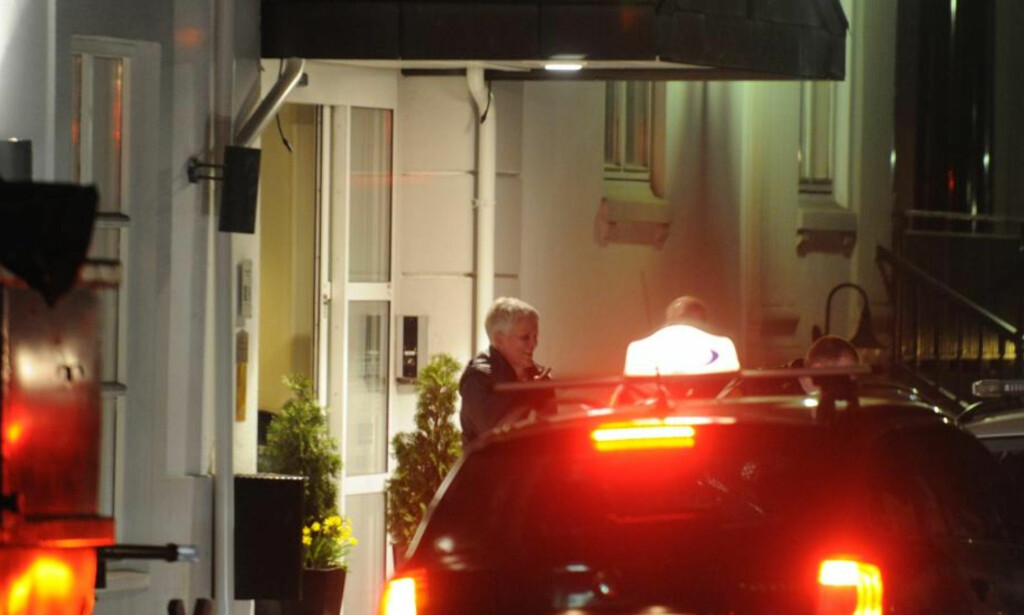 PÅGREPET: Her blir Marie Madeleine Larsen blir hentet av Vestfold-politiet på et hotell i Sandefjord i 2012. Larsen er nå hovedpersonen i en truecrime-podkast fra danske Politiken og produksjonsselskapet Third Ear. Foto: Lasse Ljung / Nyhetsfoto PÅGREPET: Her blir Marie Madeleine Larsen blir hentet av Vestfold-politiet på et hotell i Sandefjord i 2012. Larsen er nå hovedpersonen i en truecrime-podkast fra danske Politiken og produksjonsselskapet Third Ear. Foto: Lasse Ljung / Nyhetsfoto